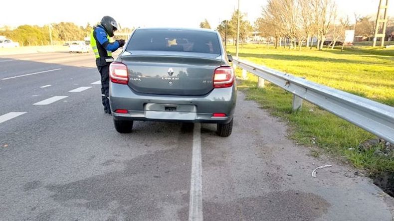 Cosas que vemos en #Panamericana, vehículos sin chapa patente. Perooo, otro más sin patente? El #dúodinámico no te perdona. LaPanaWeb / @lapanaweb..