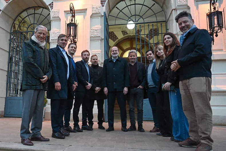 EN EQUIPO. La Liga de Intendentes estrenó su conformación ampliada en una reunbión con Axel Kicillof.