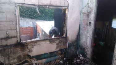 El incendio se desató en la madrugada de ayer y produjo pérdidas totales en uno de los ambientes.&nbsp;