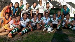 FESTEJO. Las Reinas celebran el cuarto triunfo de la temporada..