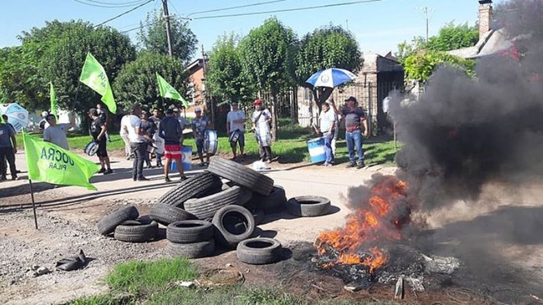 PROTESTA. La UOCRA se manifestó frente al edificio de la secundaria 11..