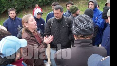 Un delegado habla con la representante del Ministerio, el lunes en el piquete..