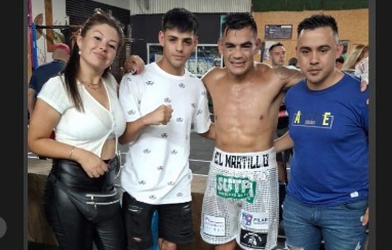 Elías Haedo celebrando con su gente en el gimnasio de Pilar.