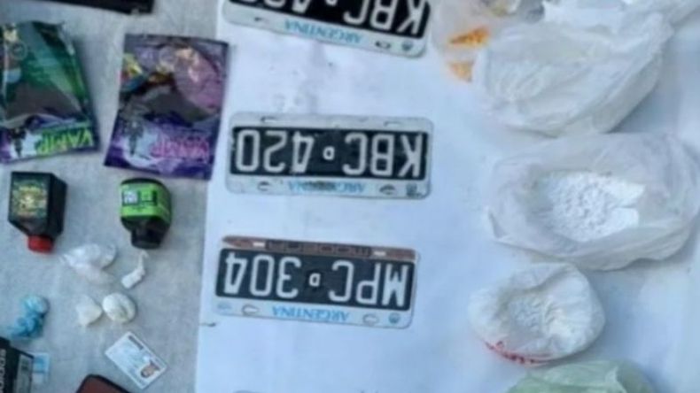 INCAUTADO. Cocaía, LSD y chapas patente estaban en poder de los detenidos. .