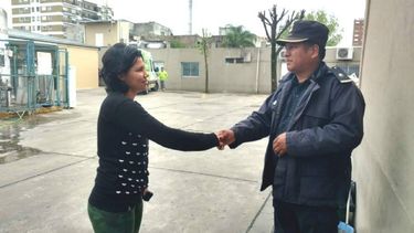 GRACIAS. Paola Colman, saludando a personal policial en el Sanguinetti..