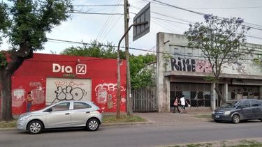 ABANDONADOS. El local del Día, desde hace unos meses, el de Burcheri, unos 25 años. .