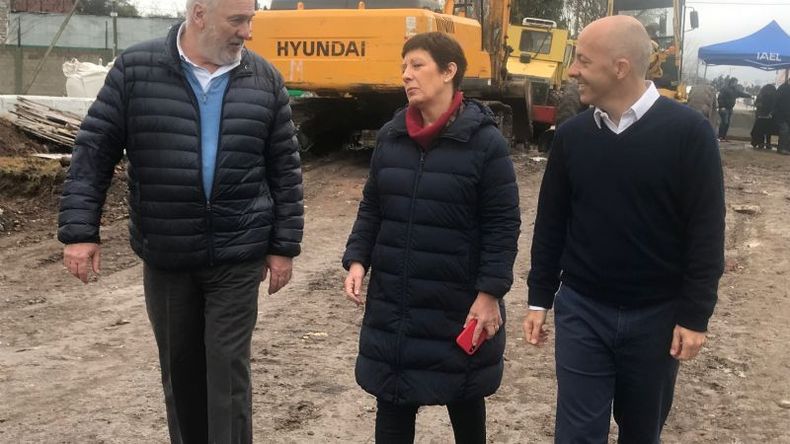 Presentación. Junto a Guillermo Iglesias y María Teresa Isasi, Ducoté presentó la reconstrucción de otro tramo de la ruta 8. .