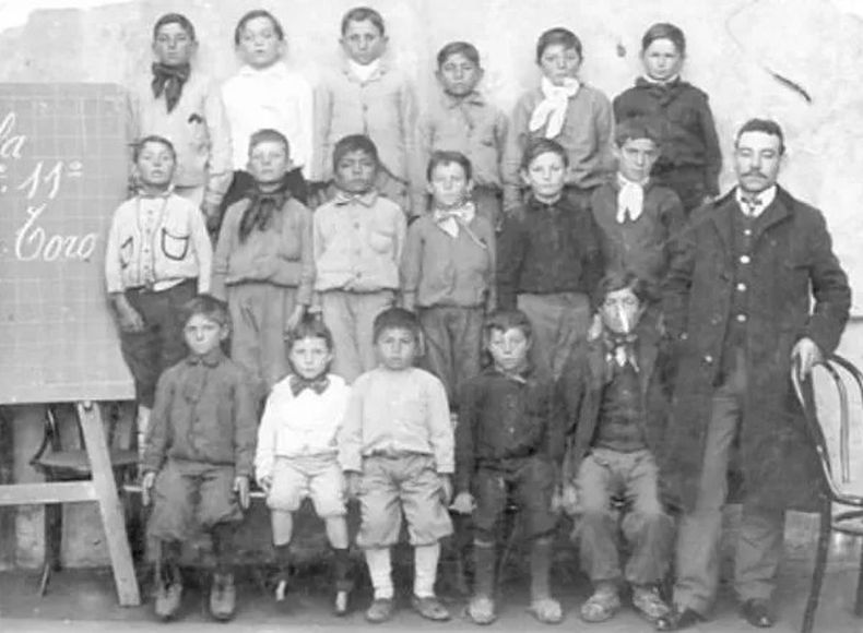 Alumnos y docentes de la Escuela Primaria N°11 de Presidente Derqui, circa 1905.