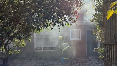 Los bomberos trabajan en la vivienda donde se produjo la explosión y principio de incendio.&nbsp;