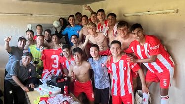FELICIDAD. Todo Atlético festeja en el vestuario su primer triunfo en el Torneo Clausura.