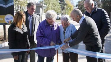 CINTAS. Ducoté, en la inauguración, con funcionarios y vecinos..