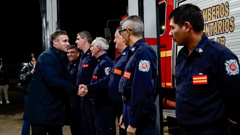 SERVICIO. Ach&aacute;val salud&oacute; a los bomberos voluntarios en su d&iacute;a.&nbsp;
