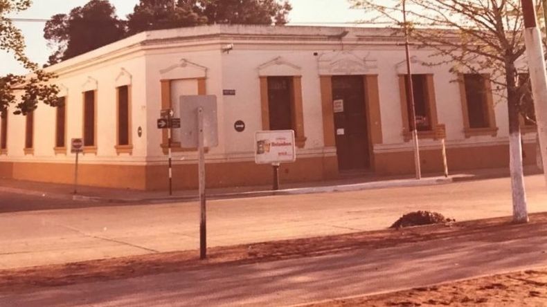 La primera ubicación fue la esquina de Yrigoyen y Belgrano, donde hoy está el Colegio Parroquial..
