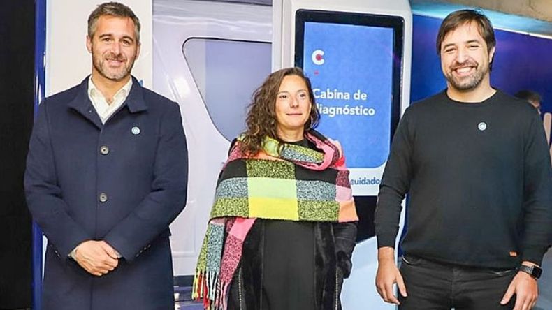 PRUEBA. Achával y Kreplak, en una de las cabinas de diagnóstico que funcionarán en los clubes municipales..