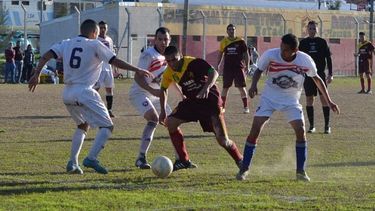 METIÓ EL KINI. Llanos apila defensores de Don Torcuato a pura gambeta..