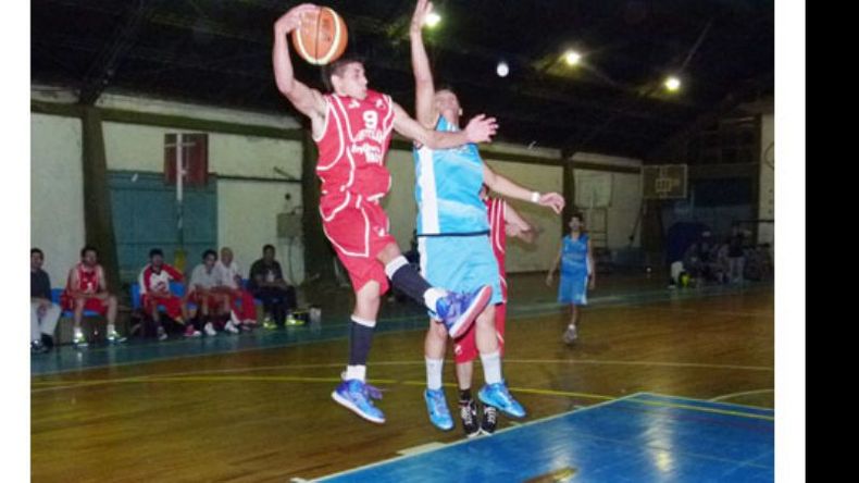 BIEN ALTO. Gallardo fue efectivo en los libres decisivos..