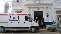AMBULANCIA. Así lucía la puerta del municipio tras los hechos..