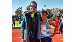 GANADOR. Acevedo (der.), junto a su entrenador Fernando Díaz, en el Cenard..