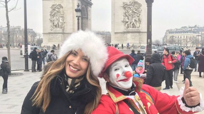 DÍ OUI. La modelo y conductora pilarense Vanesa Borghi, estrella en la TV de Chile, se encuentra de viaje por París, donde aprovechó para fotografiarse en el mítico Arco del Triunfo y un acompañante particular..