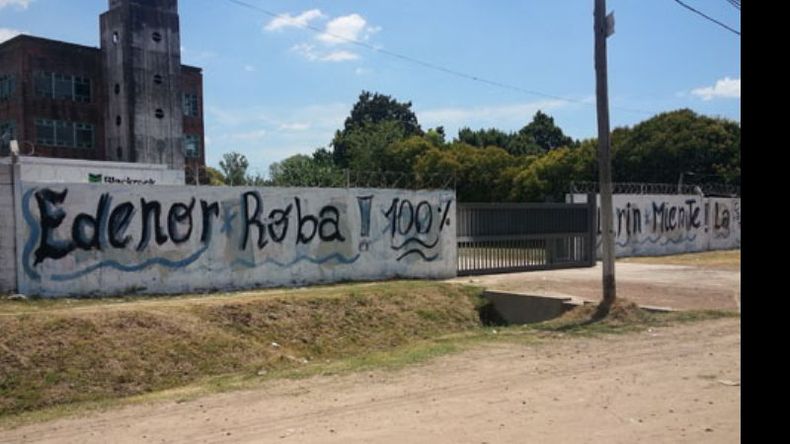 Paredones y muros. La expresión de consignas en los muros es tan vieja como la política. Tanto sea en los paredones de piedra o ladrillo como en los espacios que dejan las redes sociales para la expresión de sus usuarios. Estas semanas, los muros de Pilar hablaron de un tema excluyente: el servicio de transporte de Energía eléctrica. Así, el director de Políticas y Seguridad Vial de la Provincia, José Molina, llamó a través de Twitter a la conciencia de los grandes emprendimientos com.