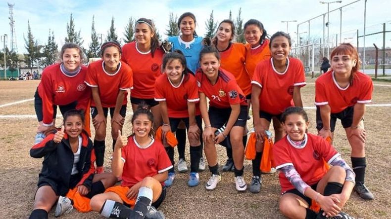 CAMPEONES. El equipo de la Sub 16 de Pilar, que ganó el Regional..