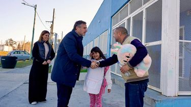 SALUDO. Achával y Peralta charlaron con los vecinos de la Tribarrial.