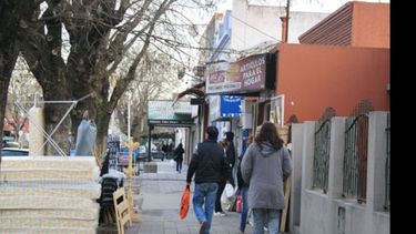 Tomás Márquez, una avenida con múltiples rubros y veredas “invadidas” por las ofertas..