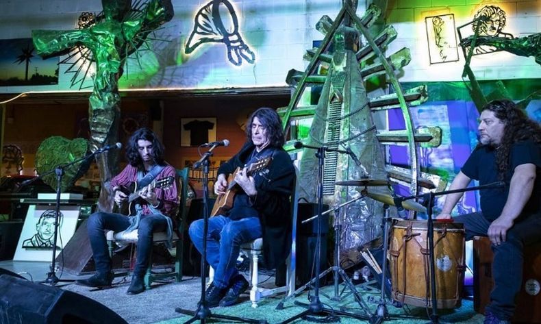 Salinas estuvo acompañado de su hijo Juan y el percusionista Alejandro Tula.