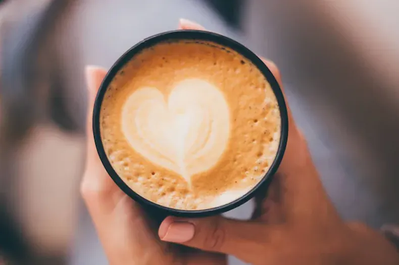 Latte art en forma de corazón. (Freepik).