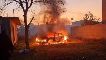 El auto incendiado en el patio de una vivienda de Del Viso.