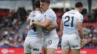 Tobías Wade se abraza a Pellandini en otra fantástica etapa de Los Pumas 7s.