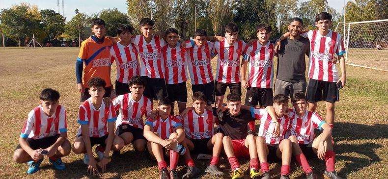 FORMACIÓN. Argentinos de Del Viso goleó 3-0 a Los Caprichosos.