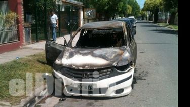 Un auto robado apareció quemado este fin de semana. Aún no lo retiran..