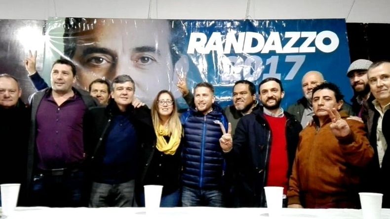 La mesa pilarense del randazzismo en el acto realizado en la estación de Pilar..