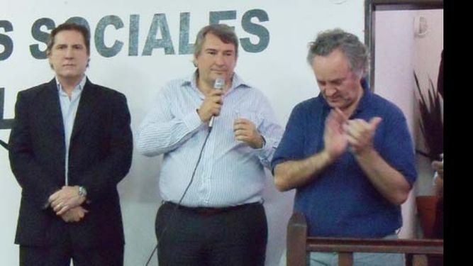 D’onofrio (centro) en la inauguración de su local en Pilar. Defendió a Zúcacro..