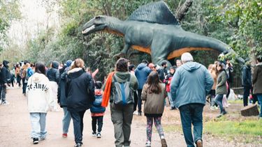 LOS DINOS SIGUEN. Parque Pilar Jurásico, la gran atracción de las vacaciones.