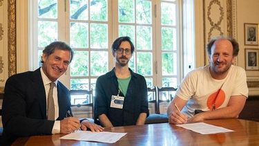 Santiago Bellomo, decano de la Escuela de Educación de la Universidad Austral, firma el acuerdo junto a Pablo Riera y Juan Kamienkowski, investigadores del Laboratorio de IA Aplicada de la UBA.