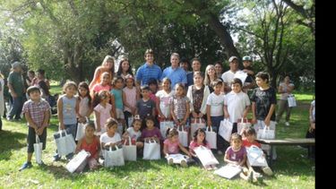 GRUPAL. Equipos médicos y voluntarios, junto a los chicos de Las Lilas..