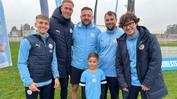 Benjamín Di Lorenzo junto a los entrenadores del Manchester City que lo observaron semanas atrás.&nbsp;