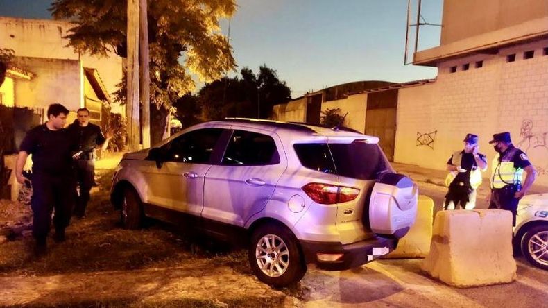 La Ford Eco Sport en la que se desplazaban los dos delincientes..