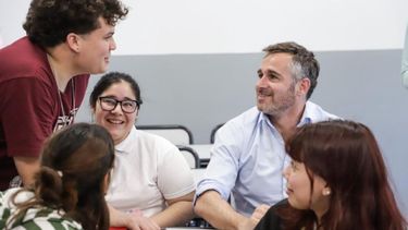 EDUCACIÓN. Achával junto a un grupo de alumnos. Este año inauguró 15 escuelas..