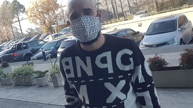 Abel posó sonriente y mandó un saludo a los oyentes de FM Plaza. .