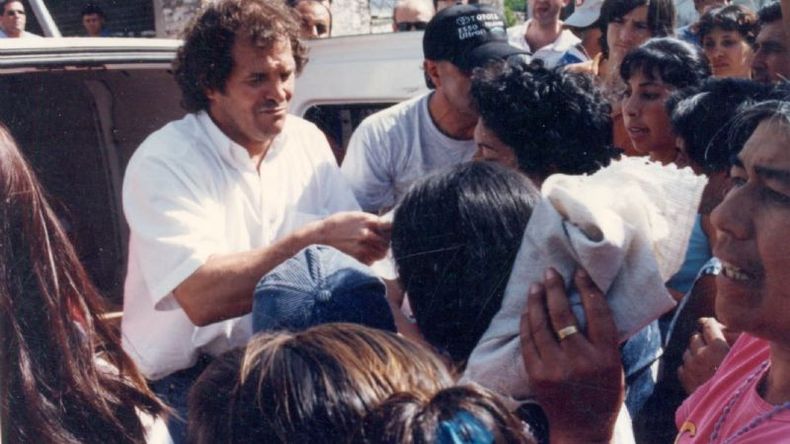 El dueño de La Economía, Roberto Videle, repartió mercadería a los manifestantes que se acercaron al local..