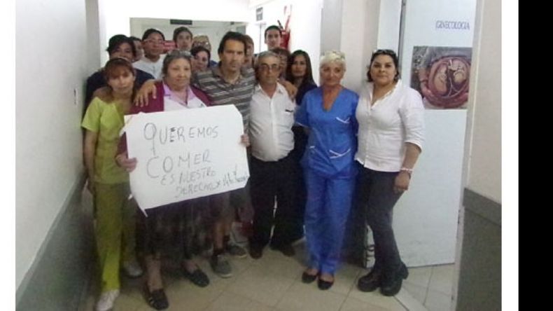 HAMBRE. Los trabajadores reclamaron que les devuelvan el alimento..