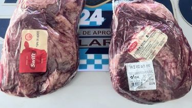 Las bandejas de carne halladas entre las prendas del sujeto detenido.&nbsp;