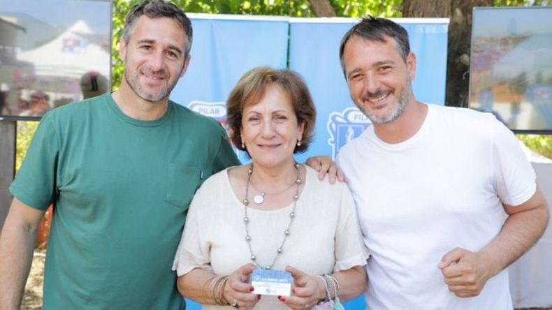SOCIA. Una de las primeras vecinas en recibir el carnet del Club Municipal..