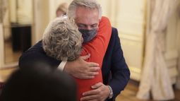 ABRAZO. Alberto junto a nuevas jubiladas por Reconocimiento de Tareas..