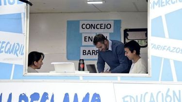 VENTANILLA. Achával, en el carrito que recorre los barrios de Pilar. .