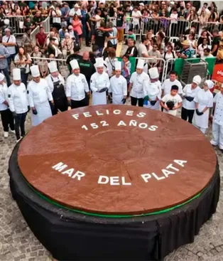 Mar del Plata celebró su aniversario con un alfajor gigante que busca el récord Guinness Mar del Plata celebró su aniversario con un alfajor gigante que busca el récord Guinness