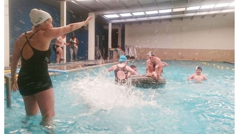 CIERRE. Los chicos de la Escuela disfrutaron del último día en la pileta..